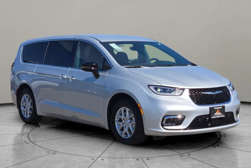 2026 Chrysler Pacifica photo 1