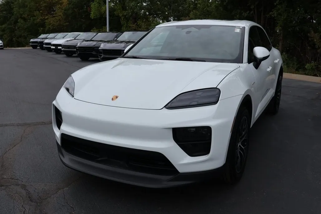 2025 Porsche Macan Electric photo 1