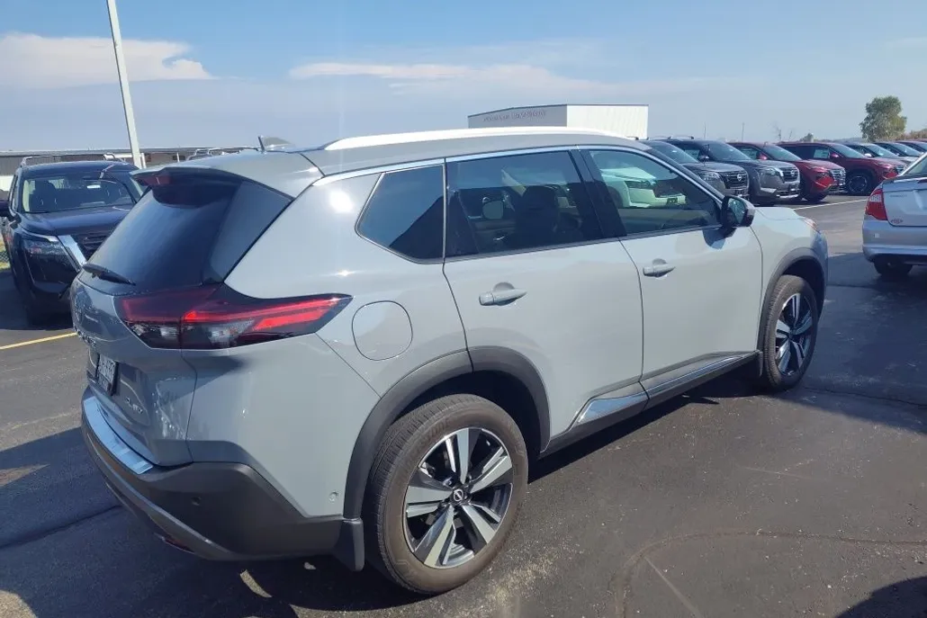 2023 Nissan Rogue SL photo 1