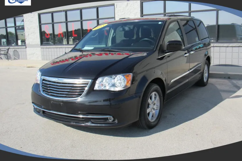 2011 Chrysler Town & Country Touring photo 1