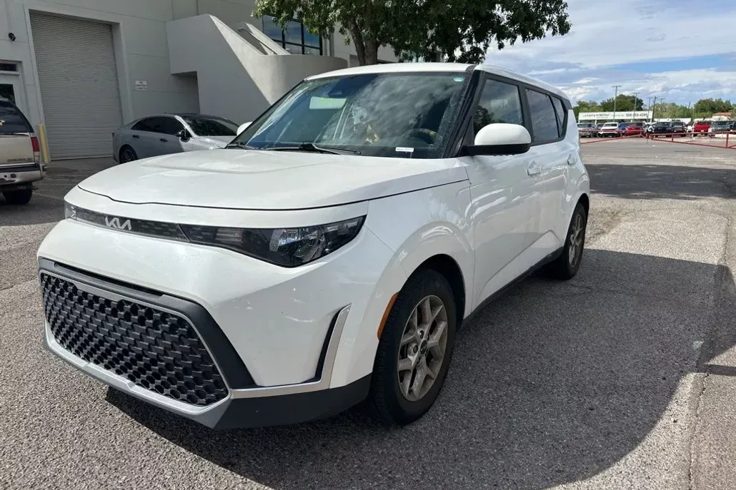2023 Kia Soul LX photo 1