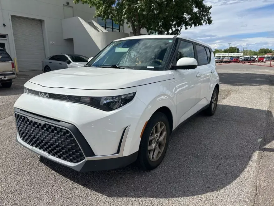 2023 Kia Soul LX photo 1