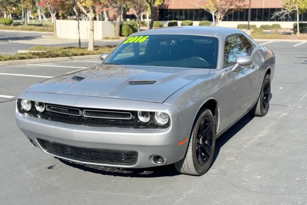 2016 Dodge Challenger SXT photo 1