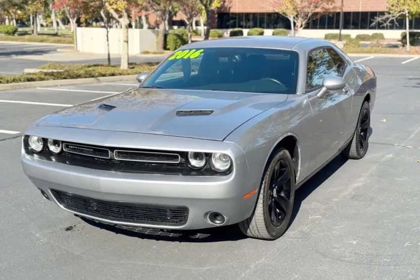 2016 Dodge Challenger SXT photo 1