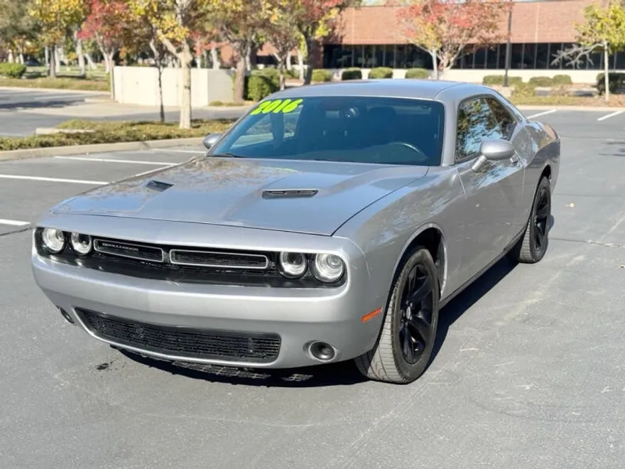 2016 Dodge Challenger SXT photo 1