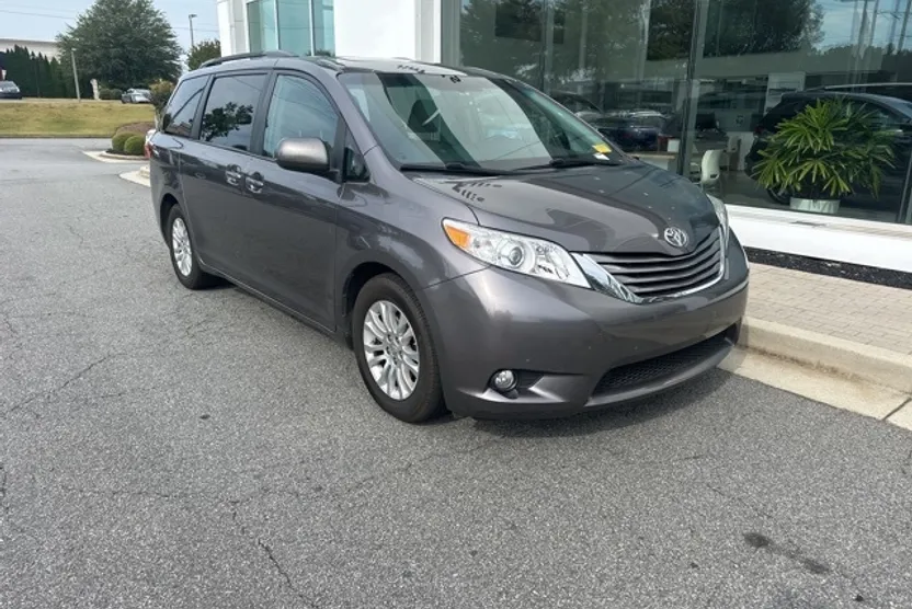 2016 Toyota Sienna XLE photo 1