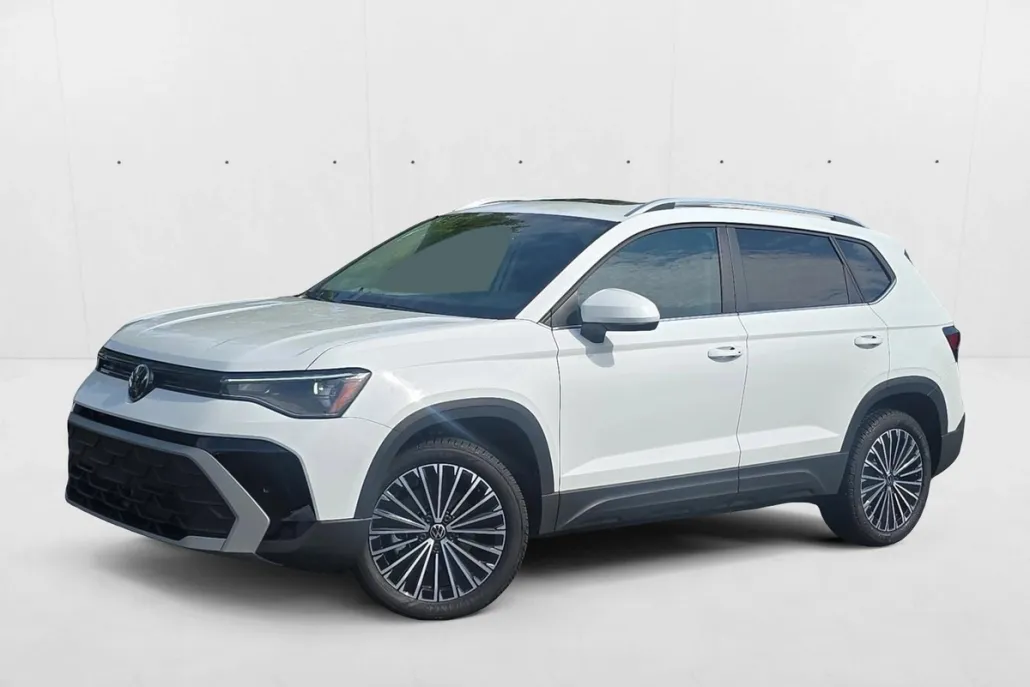 2025 Volkswagen Taos SE photo 1
