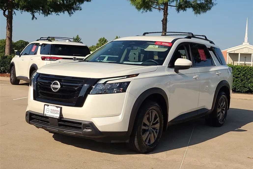 2024 Nissan Pathfinder SV photo 1