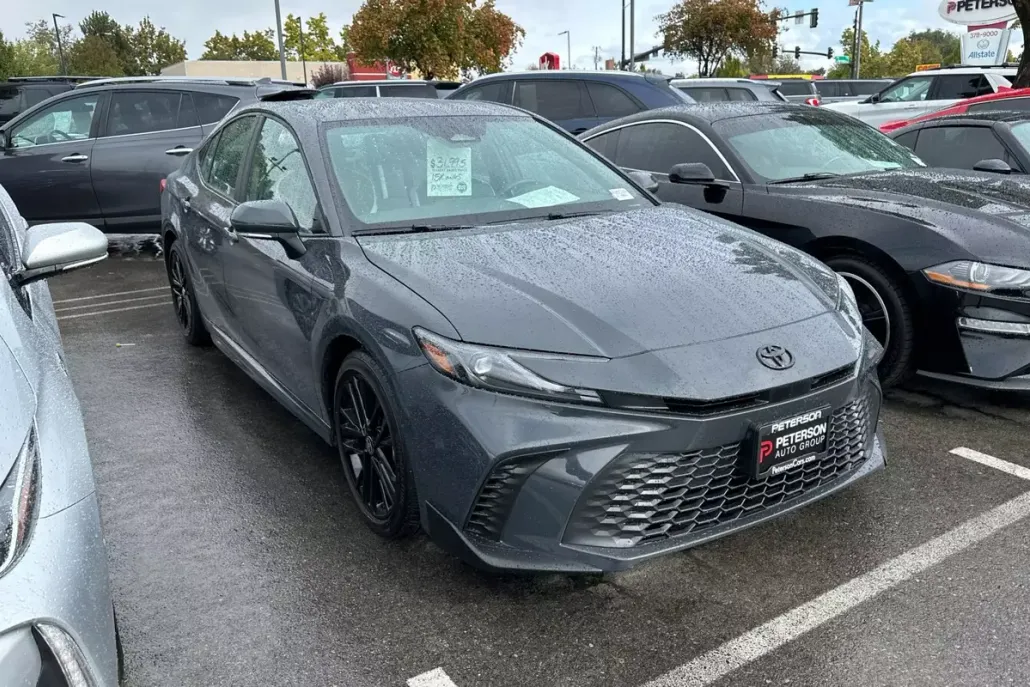 2025 Toyota Camry SE photo 1