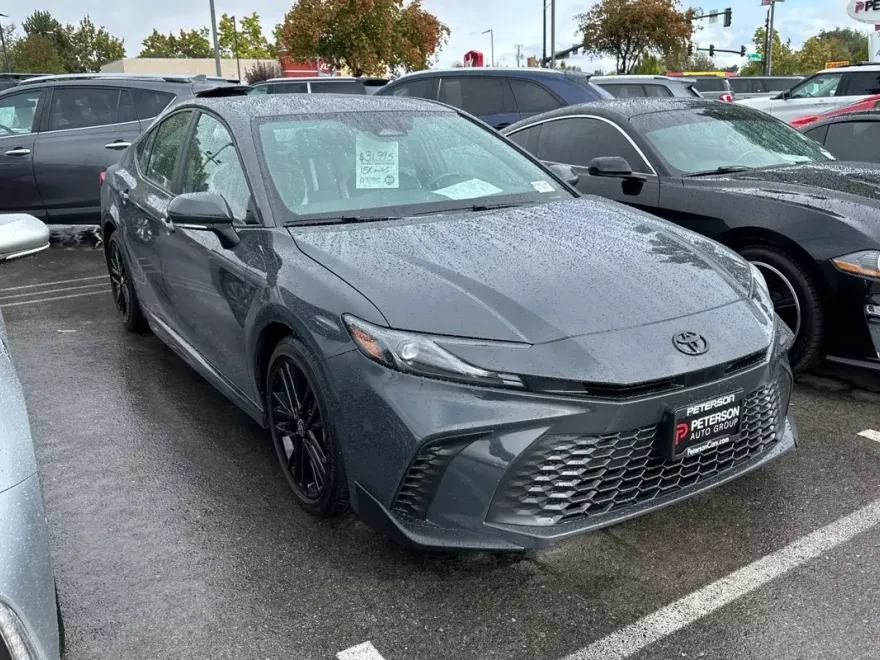 2025 Toyota Camry SE photo 1