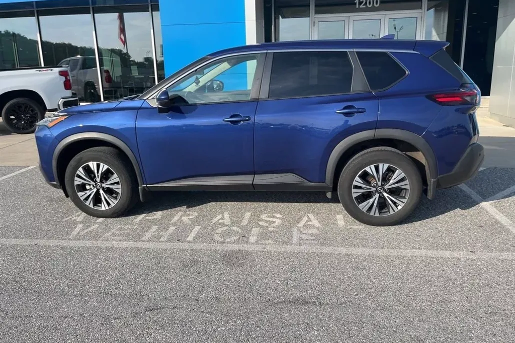 2022 Nissan Rogue SV photo 1
