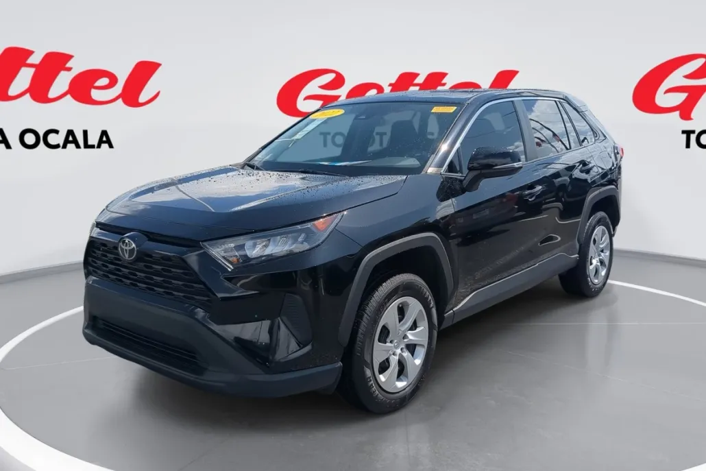 2022 Toyota RAV4 LE photo 1