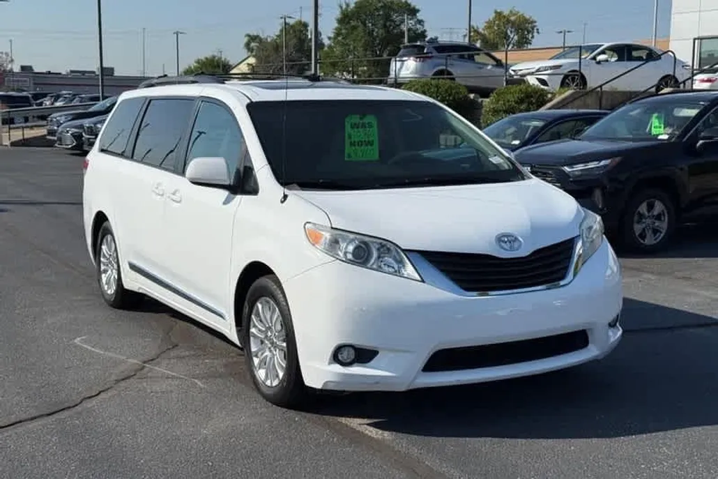 2011 Toyota Sienna XLE photo 1