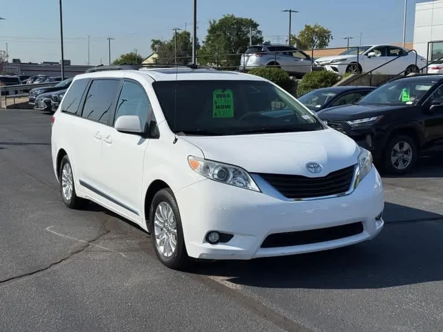 2011 Toyota Sienna XLE photo 1
