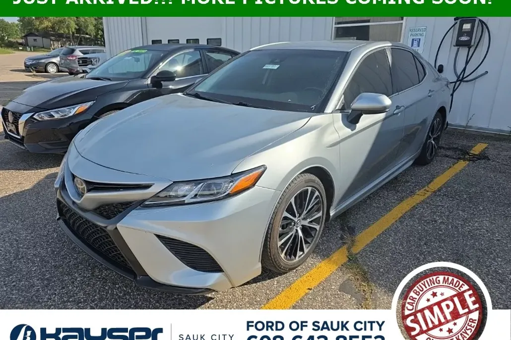 2020 Toyota Camry SE photo 1