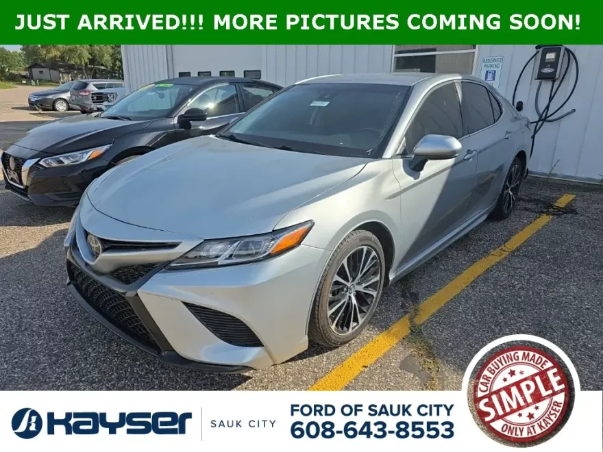 2020 Toyota Camry SE photo 1