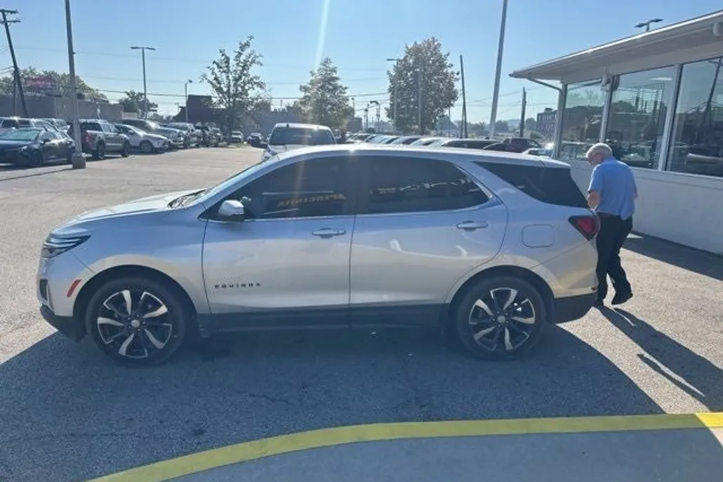 2022 Chevrolet Equinox LT photo 1