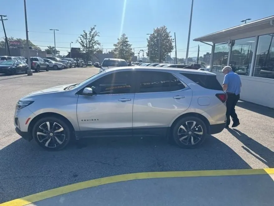 2022 Chevrolet Equinox LT photo 1