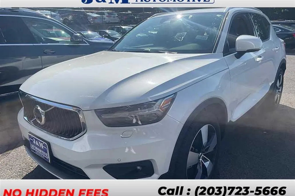 2022 Volvo XC40 Momentum photo 1