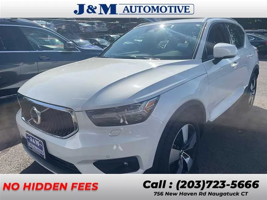 2022 Volvo XC40 Momentum photo 1