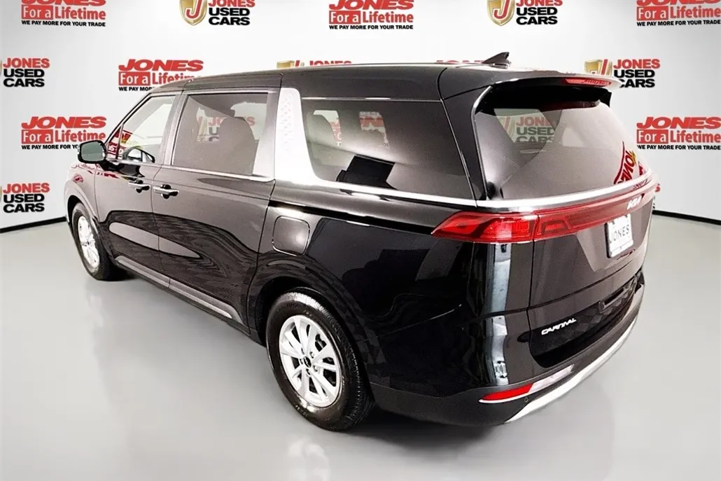 2024 Kia Carnival LX photo 1