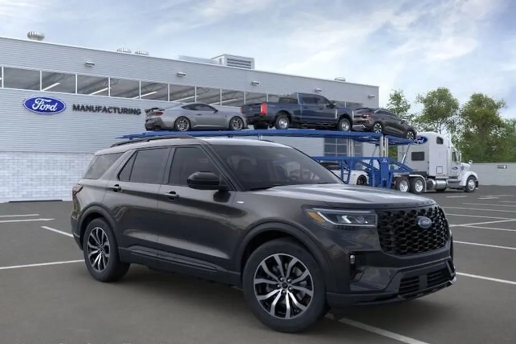2025 Ford Explorer ST-Line photo 1