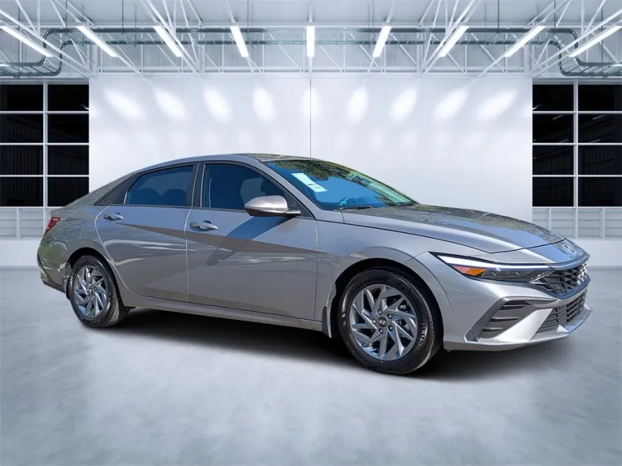 2024 Hyundai Elantra SEL photo 1