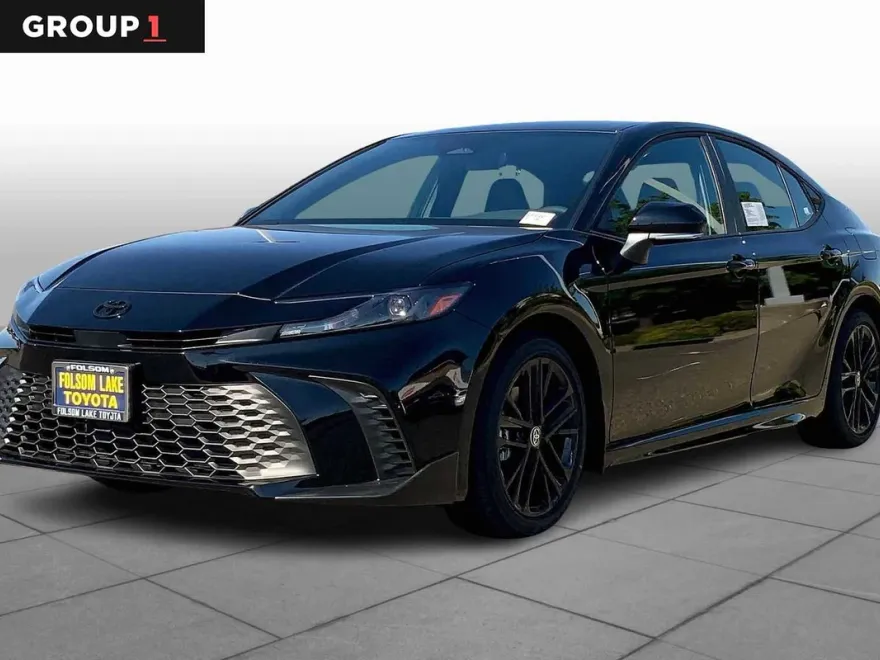 2025 Toyota Camry SE photo 1