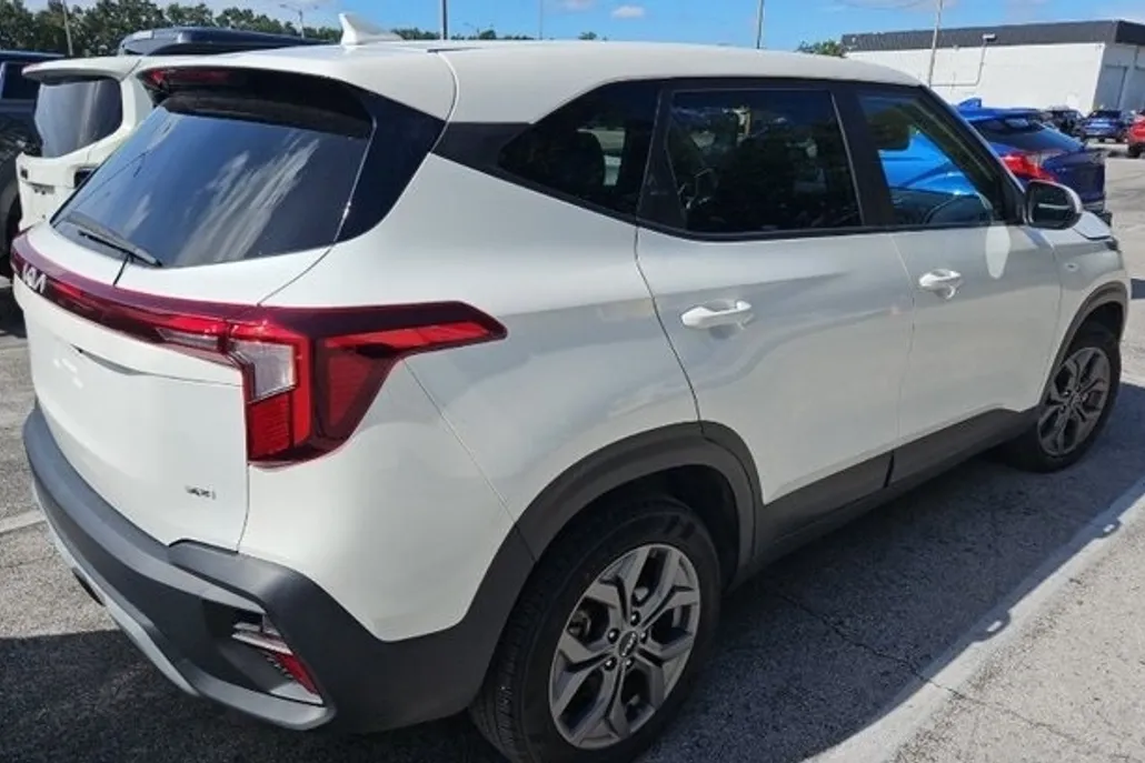 2024 Kia Seltos LX photo 1