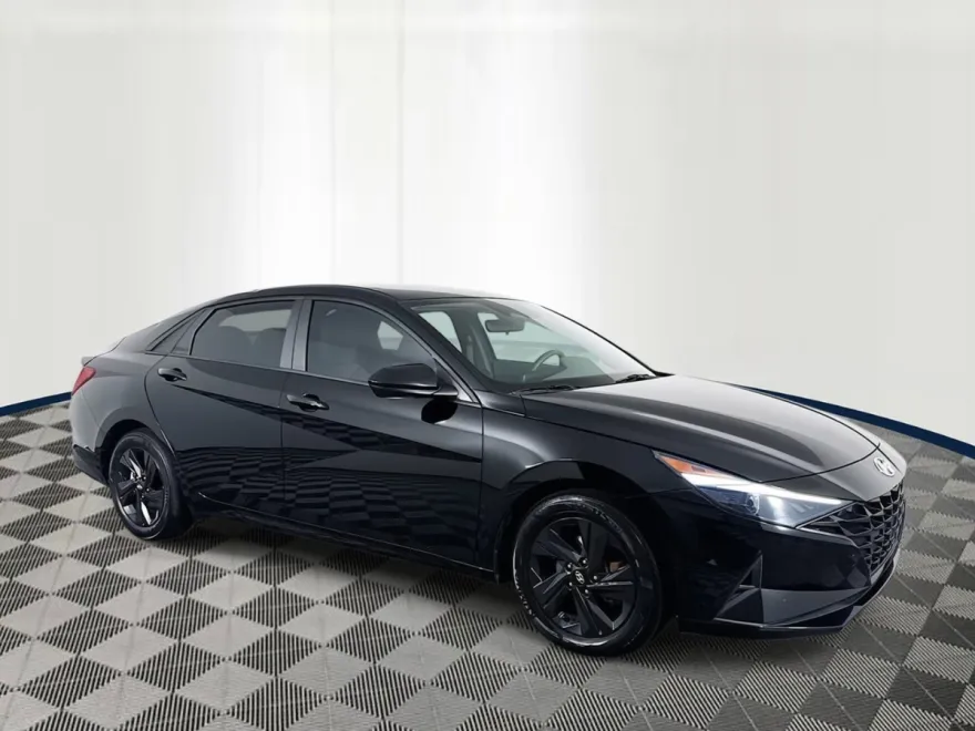 2023 Hyundai Elantra SEL photo 1