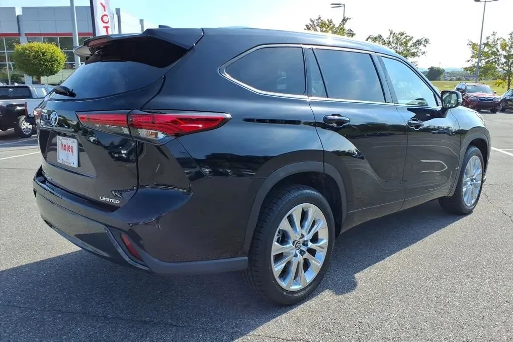 2022 Toyota Highlander Limited photo 1