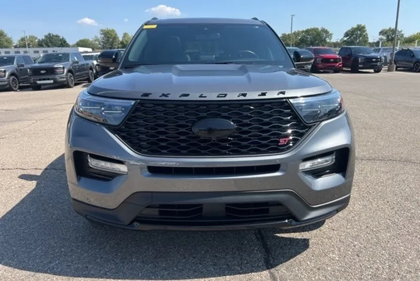 2023 Ford Explorer ST photo 1