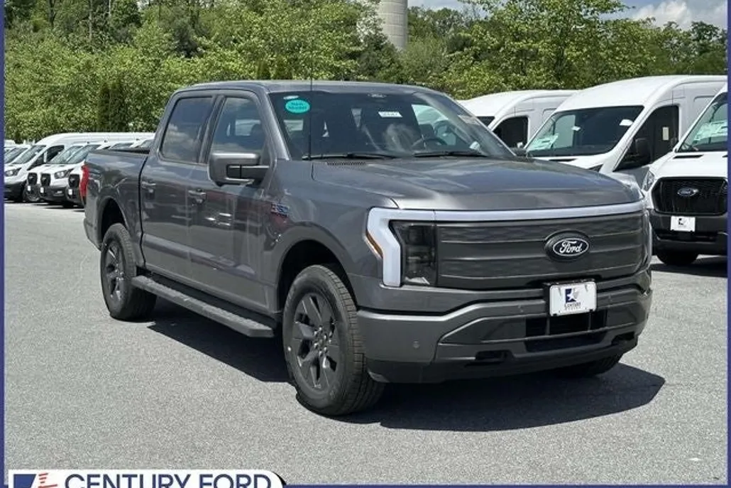 2025 Ford F-150 Lightning Lariat photo 1