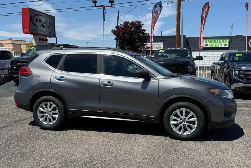 2017 Nissan Rogue SV photo 1