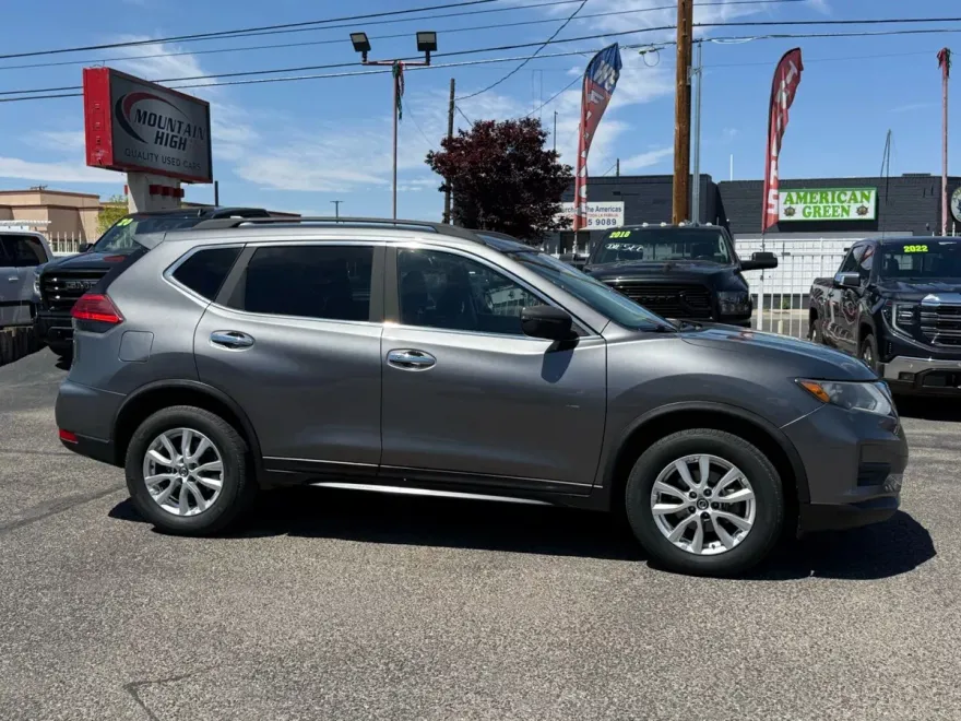 2017 Nissan Rogue SV photo 1