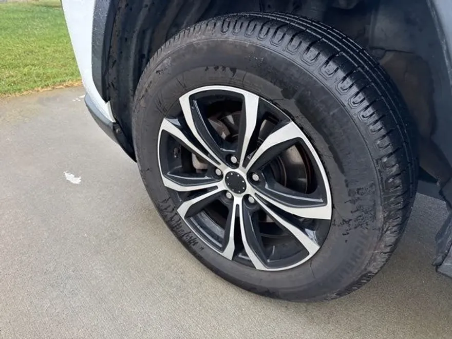 2019 Toyota RAV4 LE photo 1