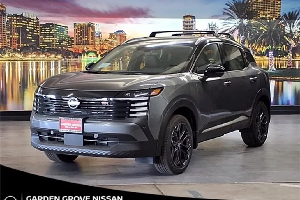 2025 Nissan Kicks SR photo 1