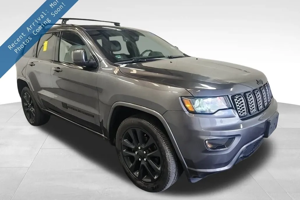 2019 Jeep Grand Cherokee Laredo Altitude photo 1