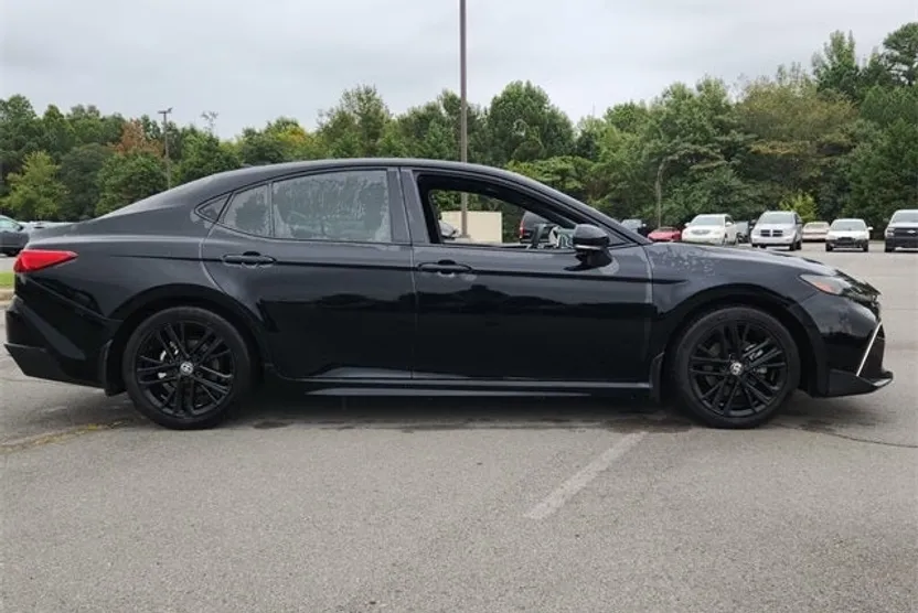 2025 Toyota Camry SE photo 1