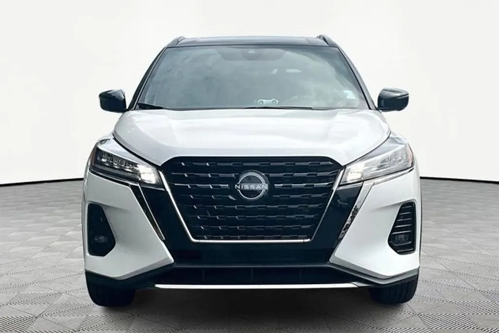 2024 Nissan Kicks SR photo 1