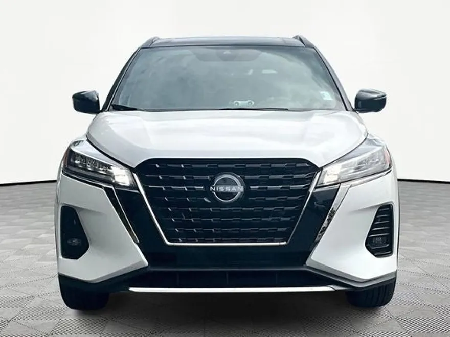 2024 Nissan Kicks SR photo 1