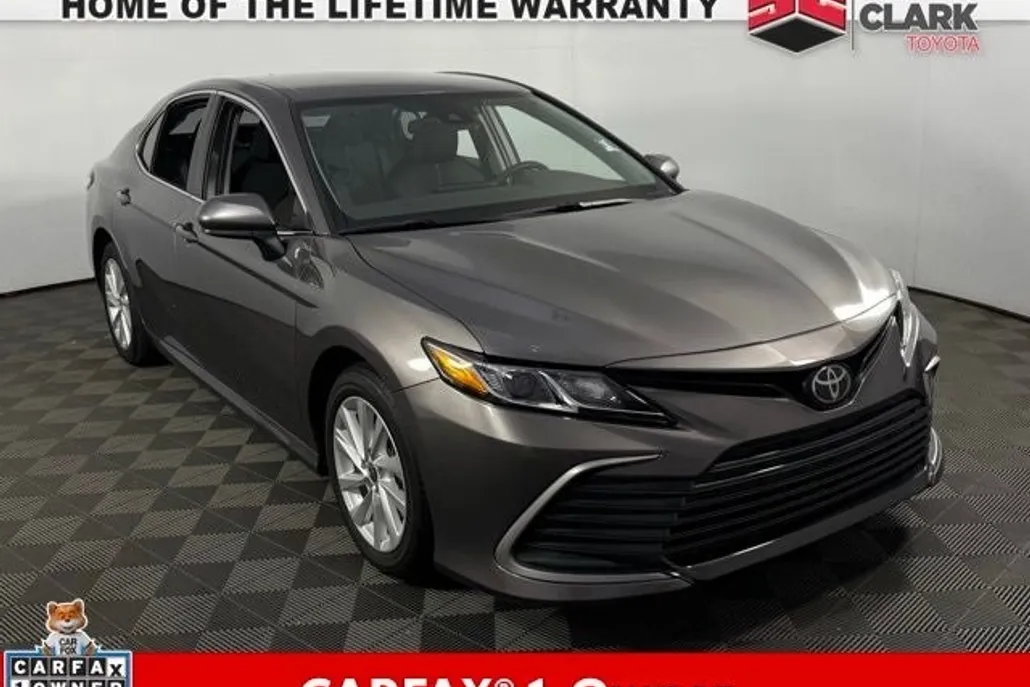 2023 Toyota Camry LE photo 1