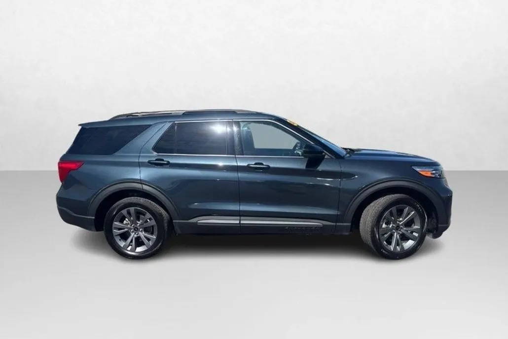 2022 Ford Explorer XLT photo 1