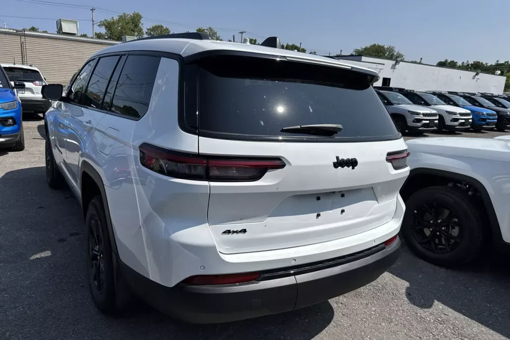 2025 Jeep Grand Cherokee Altitude photo 1