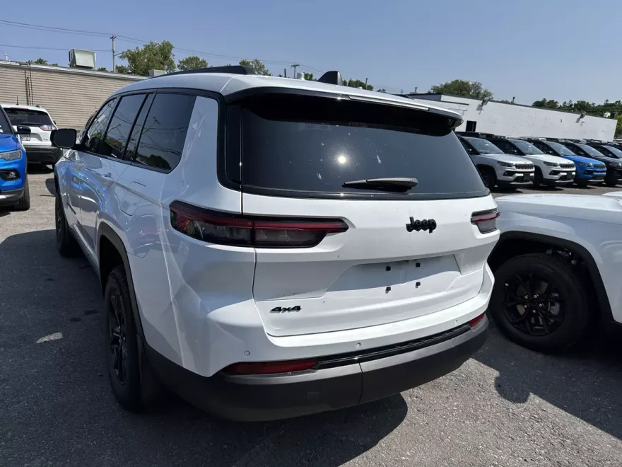 2025 Jeep Grand Cherokee Altitude photo 1