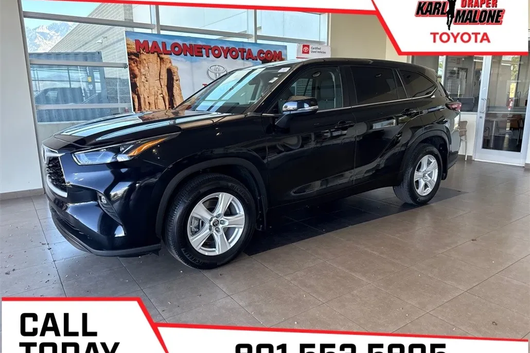 2024 Toyota Highlander LE photo 1