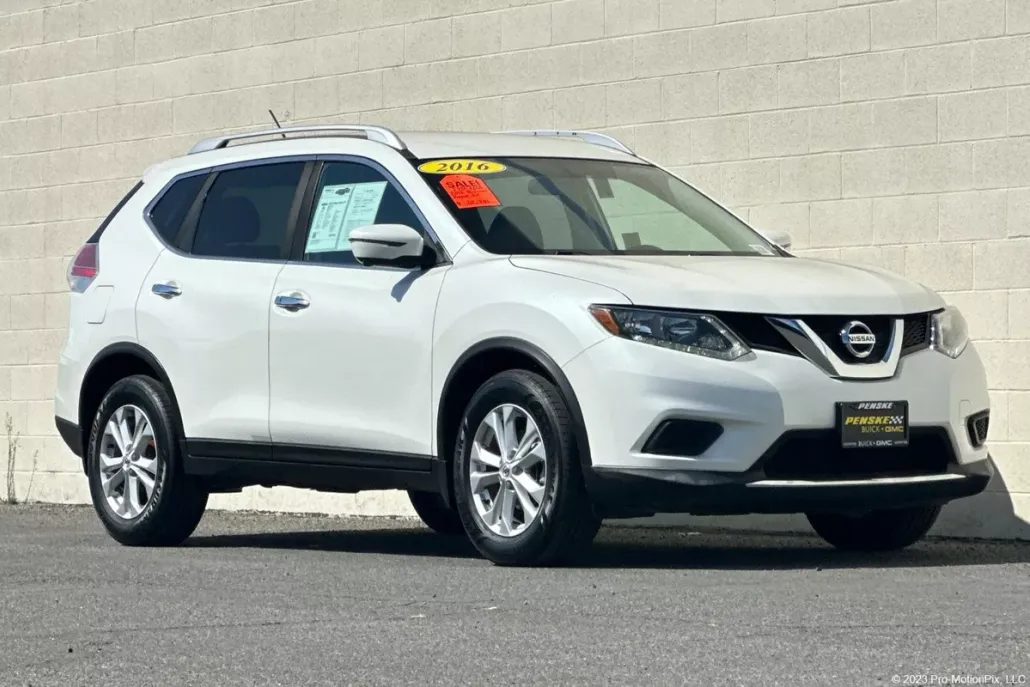 2016 Nissan Rogue SV photo 1