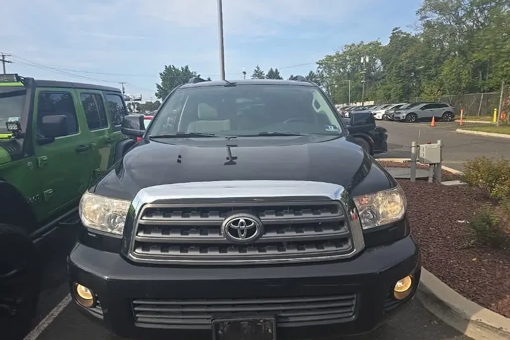 2017 Toyota Sequoia SR5 photo 1