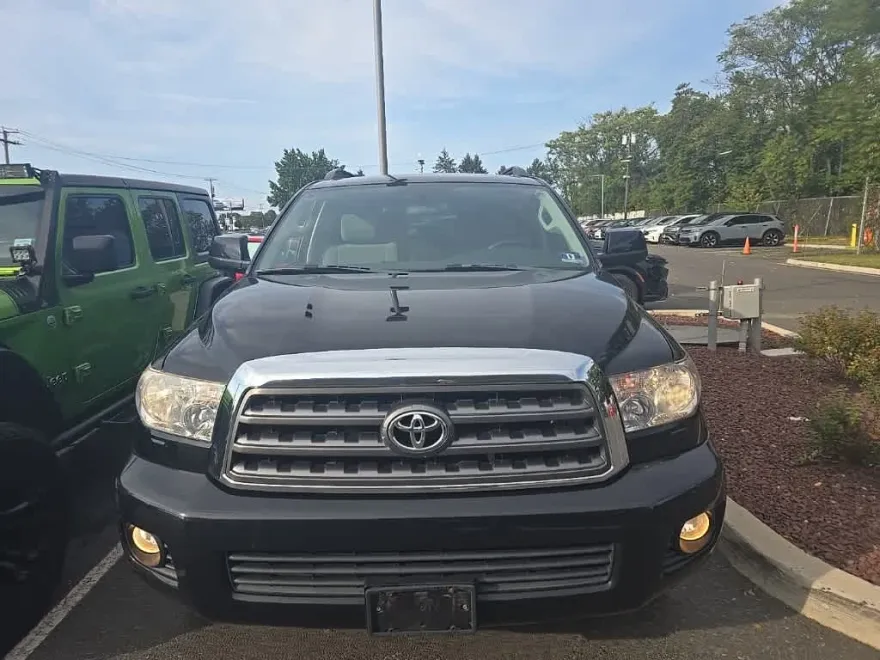 2017 Toyota Sequoia SR5 photo 1