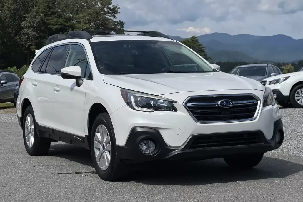2019 Subaru Outback 2.5i Premium photo 1